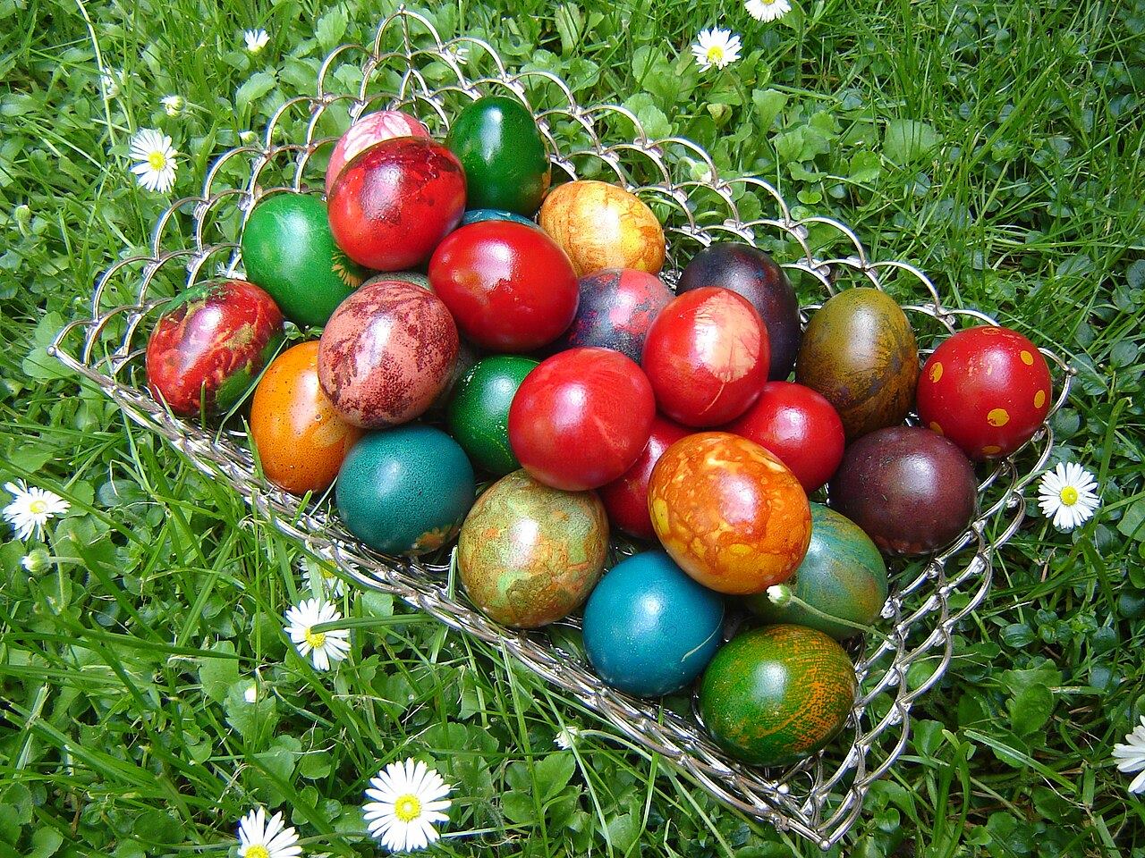 4 Easy Ways To Decorate Easter Eggs